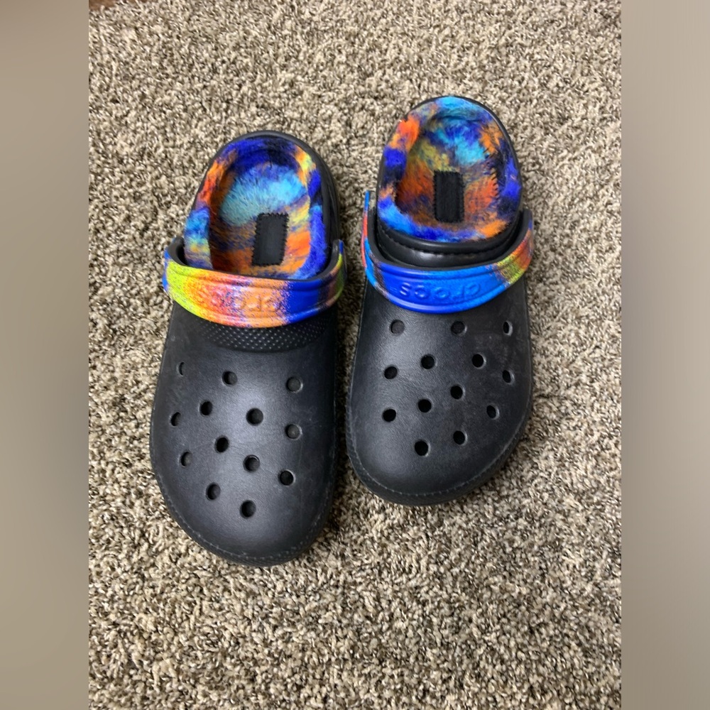 Unisex Crocs Classic fuzzy interior Lined Spray Dye Clogs women’s 8/men’s 6